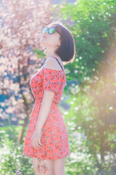 女人穿衣服和太阳镜站附近的树木
